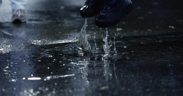 Rainboot Revelry Восхитительные Детские Прыжки Лужах Создают Шпионский Спектр Осторожность — стоковое видео