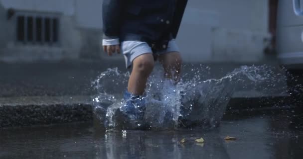 Splash Symphony Energetisches Kind Regenstiefeln Schickt Wassertropfen Mit 800 Fps — Stockvideo