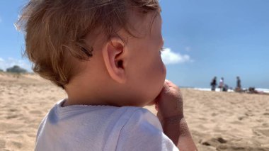 Yaz günü kumsalda tatlı bir bebek.