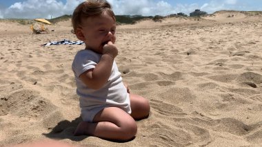 Kumsalda tatlı bir bebek.