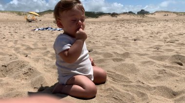 Kumsalda tatlı bir bebek.