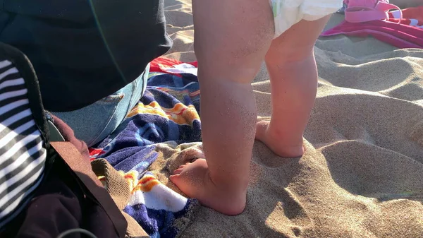 Baby Στέκεται Παραλία Αναζητούν Και Παρατηρώντας Ακτή Της Θάλασσας — Φωτογραφία Αρχείου