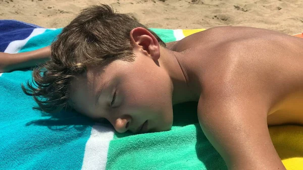 Młody Chłopiec Odpoczywający Plaży — Zdjęcie stockowe