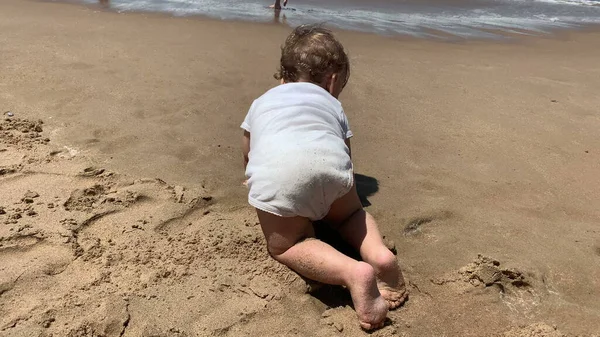 Dítě Plazí Pláži Oceánu — Stock fotografie