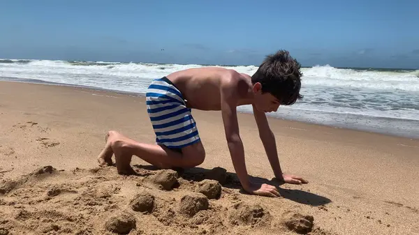 Przystojny Chłopiec Bawiący Się Plaży Piaskiem — Zdjęcie stockowe