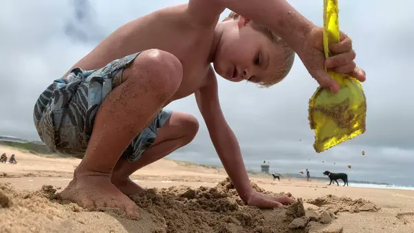 Dziecko Bawiące Się Plaży Maluch Używa Łopaty Robienia Otworów — Zdjęcie stockowe