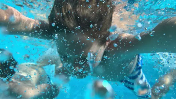 Двоє Дітей Плавають Під Водою Діти Насолоджуються Літнім Відпочинком Басейні — стокове фото