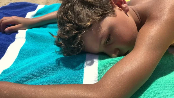 Παιδί Χαλαρώνει Και Ξεκουράζεται Στην Παραλία Ξαπλωμένο — Φωτογραφία Αρχείου