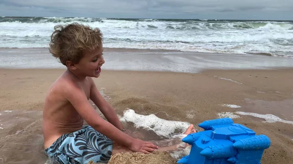 Roztomilé Dítě Hraje Pláži Pobřeží Pocit Štěstí Těší Dovolenou — Stock fotografie