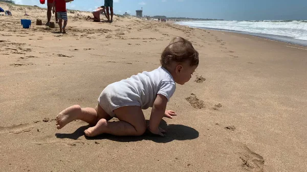 Piękne Dziecko Czołgające Się Plaży Kierunku Fal Brzegowych — Zdjęcie stockowe