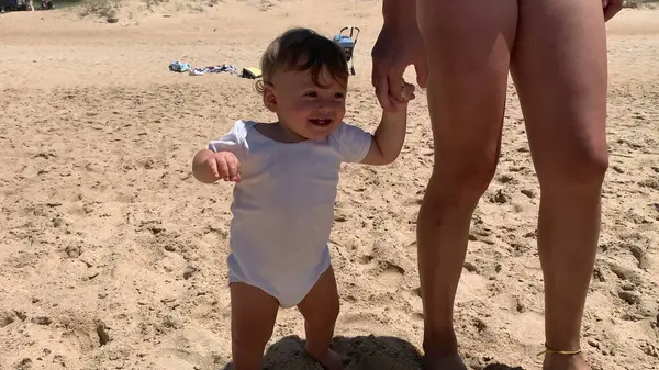 Mutter Hält Säugling Strand Kleinkind Lernt Laufen Baby Erste Schritte — Stockfoto