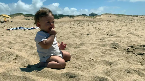 Urocze Dziecko Plaży Cute Maluch Uczucie Piasku Ręki Ustach — Zdjęcie stockowe
