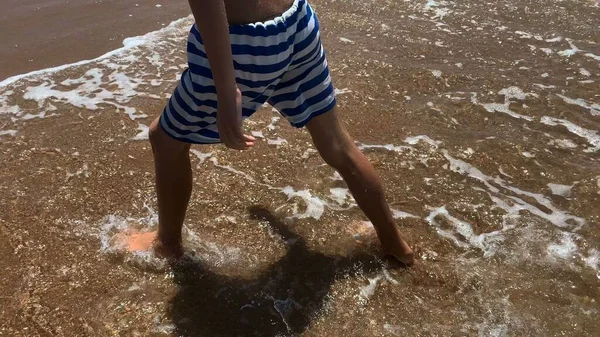 Dziecięce Nóżki Spacerujące Plaży — Zdjęcie stockowe