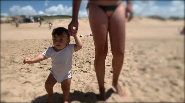 Moeder Houdt Baby Baby Handen Lopen Het Strand — Stockfoto