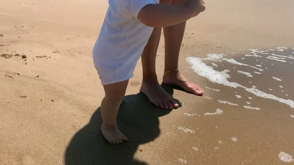 Χαριτωμένο Μωρό Πρώτα Βήματα Στην Παραλία Ακτή — Φωτογραφία Αρχείου