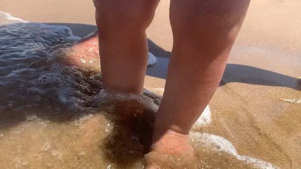 Bonito Bebê Feliz Descalço Praia Sentindo Água — Fotografia de Stock