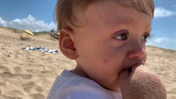Bebê Pensativo Rosto Infantil Praia — Fotografia de Stock