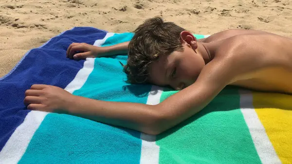 Criança Relaxante Descansando Praia Deitada — Fotografia de Stock