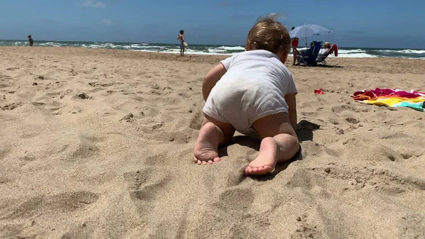 Μωρό Σέρνεται Στην Παραλία Νήπιο Σέρνεται Μέσα Στην Άμμο — Φωτογραφία Αρχείου