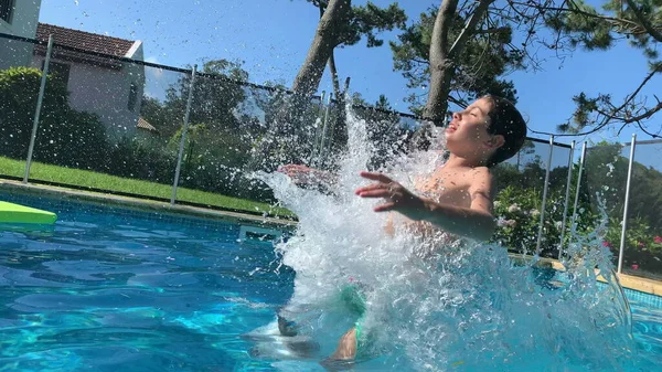 Kind Loopt Tuin Springt Het Zwembadwater — Stockfoto