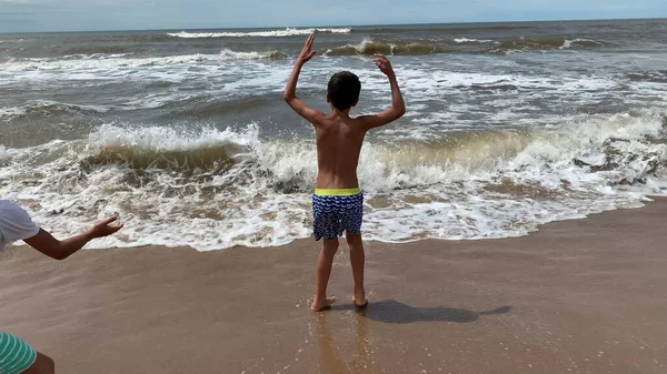 Bambini Spiaggia Essere Ludico Scappando Dalle Onde Acqua — Foto Stock