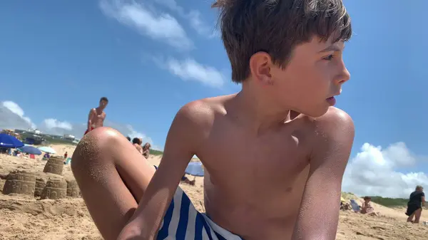 Dziecko Plaży Bawiące Się Piaskiem — Zdjęcie stockowe