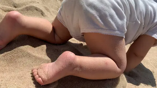 Dziecko Czołgające Się Plaży Niemowlę Boso Brzegu Piasku — Zdjęcie stockowe