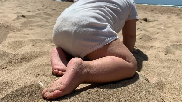 浜の砂の上に座って — ストック写真