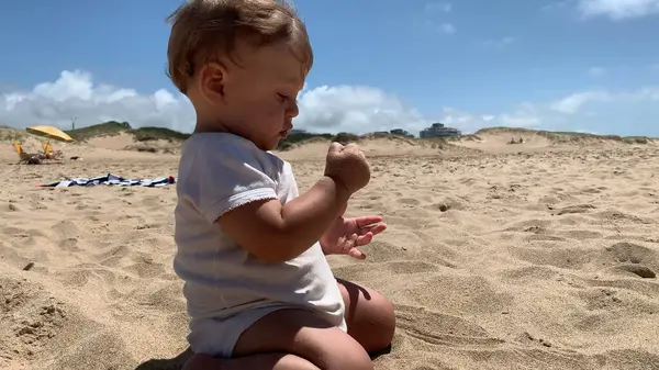Spädbarn Stranden Stoppar Sand Munnen — Stockfoto