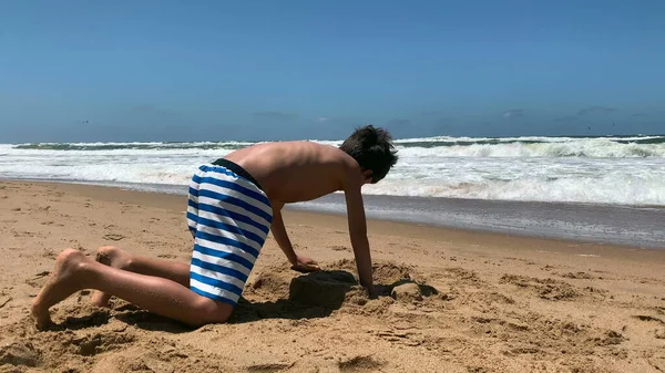 Děti Hrají Pískem Pláži Během Letních Prázdnin — Stock fotografie