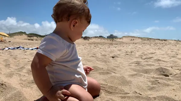 Spädbarn Stranden Stoppar Sand Munnen — Stockfoto