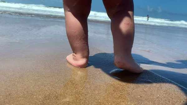 Carino Neonato Primi Passi Sulla Spiaggia — Foto Stock
