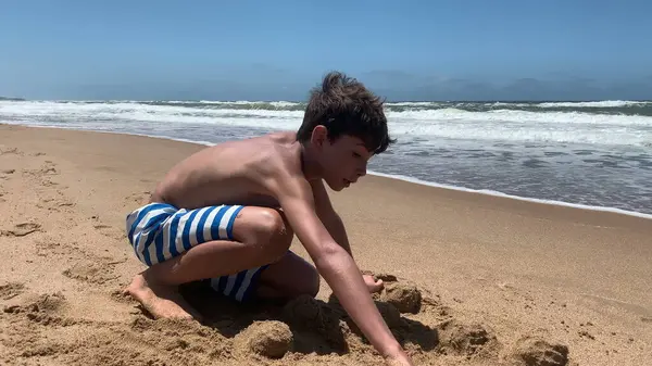 Παιδί Στην Παραλία Παίζει Την Άμμο — Φωτογραφία Αρχείου