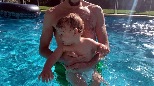 Vater Und Kleiner Sohn Gemeinsam Schwimmbad — Stockfoto