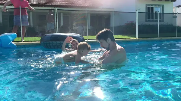 スイミングプールで一緒に父と赤ちゃんの絆 プールで幼児の息子を保持お父さん — ストック写真