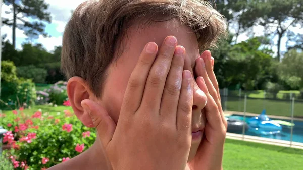 Kind Reibt Screen Lotion Ins Gesicht Sonnenbräune Vorbeugen Sonnencreme Für — Stockfoto