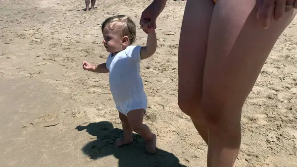 Малыш Учится Ходить Помощью Матери Держащейся Руки Пляже — стоковое фото