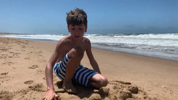Dítě Pláži Hraje Pískem — Stock fotografie
