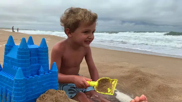 Dziecko Maluch Bawi Się Plaży Łopatą Wiadrem Brzegu — Zdjęcie stockowe