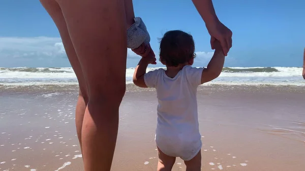 Baby Promenader Stranden För Första Gången Mor Hjälpa Och Hålla — Stockfoto