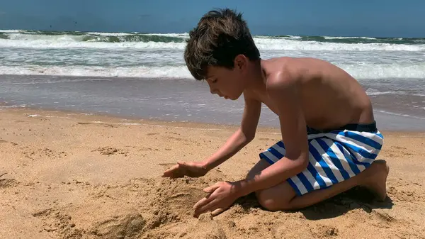 Młody Chłopiec Bawi Się Plaży Podczas Letnich Wakacji — Zdjęcie stockowe