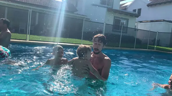Lässige Familie Schwimmbad Vater Spielt Mit Kindern Die Säugling Halten — Stockfoto