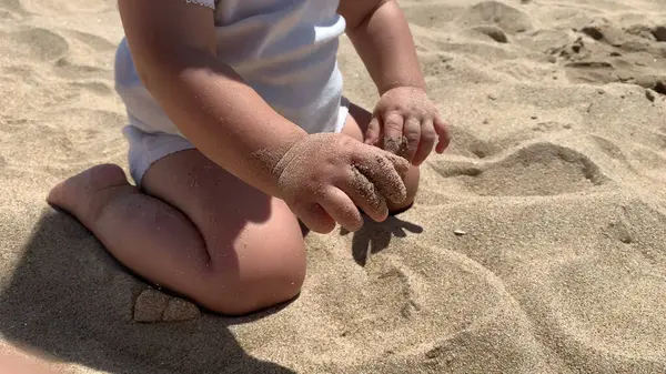 Dziecko Czołgające Się Plaży Niemowlę Boso Brzegu Piasku — Zdjęcie stockowe