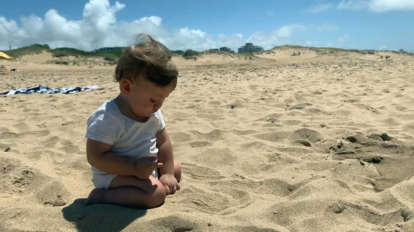 Bedårande Bebis Stranden Söta Spädbarn Småbarn Känsla Sand Med Hand — Stockfoto