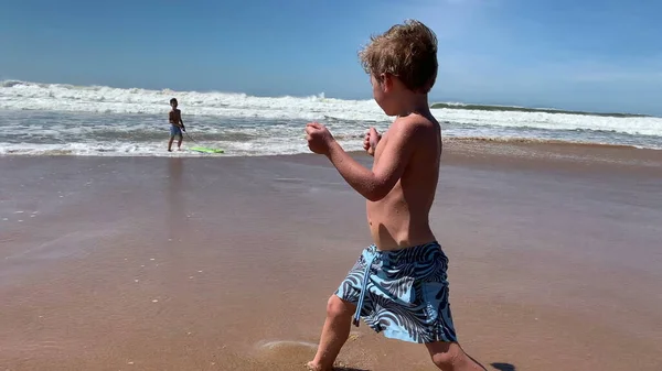 Dzieci Bawią Się Plaży Szczęśliwe Dzieci Letni Dzień Brzegu Morza — Zdjęcie stockowe