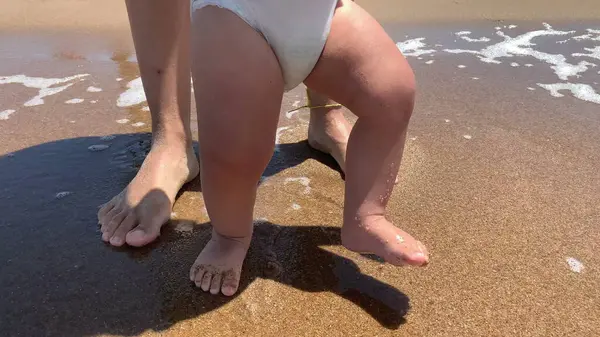 Дитячі Ноги Йдуть Пляжному Піску Хвиля Падає — стокове фото