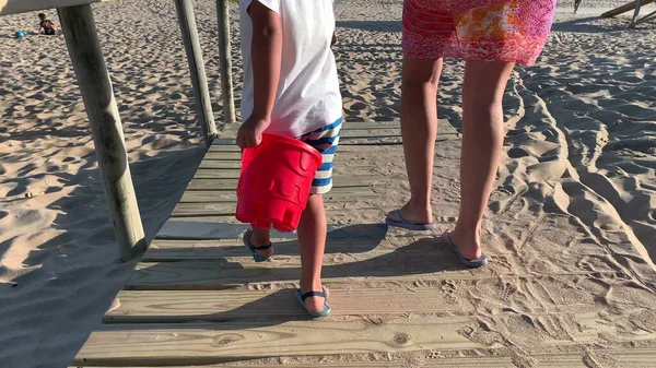 Παιδί Αγόρι Περπάτημα Ξύλινο Μονοπάτι Προς Την Ακτή Παραλία — Φωτογραφία Αρχείου