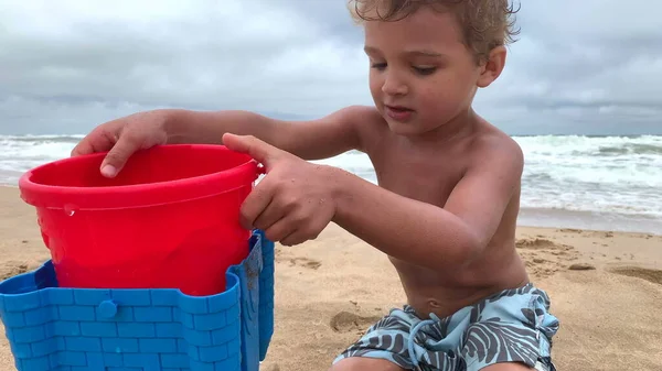 Bonito Menino Brincando Praia Com Baldes Água — Fotografia de Stock