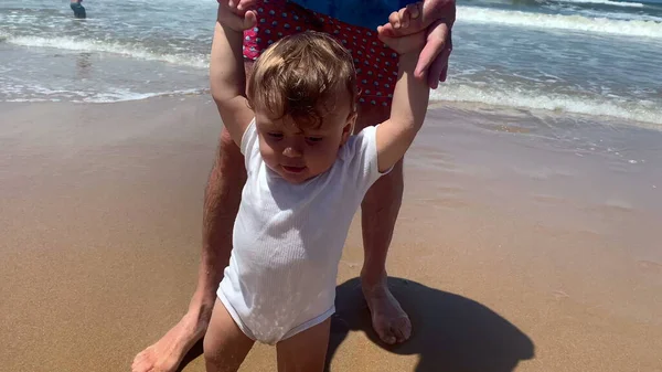 Baby Promenader Stranden Hålla Händer Med Förälder Stöd — Stockfoto