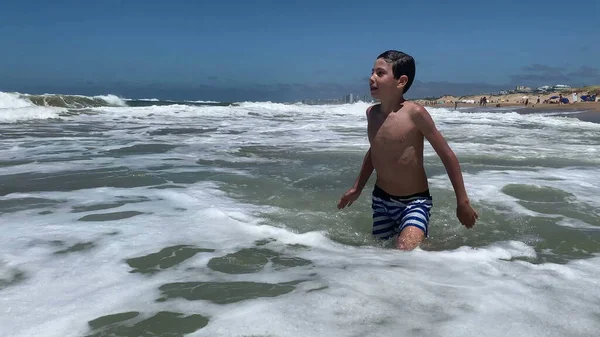 Crianças Brincando Com Ondas Mar Batendo Criança Mergulhando Ondas Praia — Fotografia de Stock